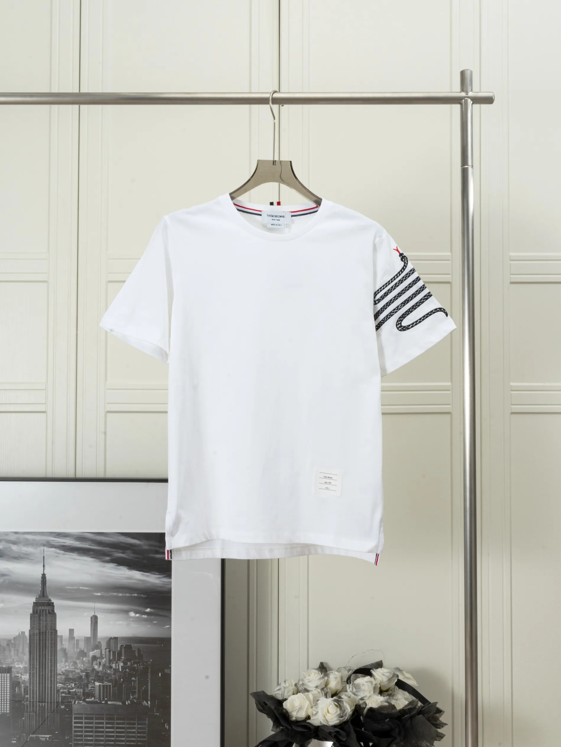 𝑻𝒉𝒐𝒎 𝑩𝒓𝒐𝒘𝒏𝒆New Arrival Thom Browne T Breathable + +Authentic Same Style TB ：White/Navy Blue /Gray/Black Size：0/1/2/3/4